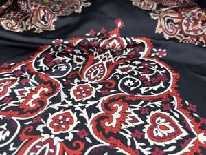 ШЕЛК ИСК (8668)(КИТ) КВАДРАТ УЗОР ЧЕРН/КРАСН 145СМ